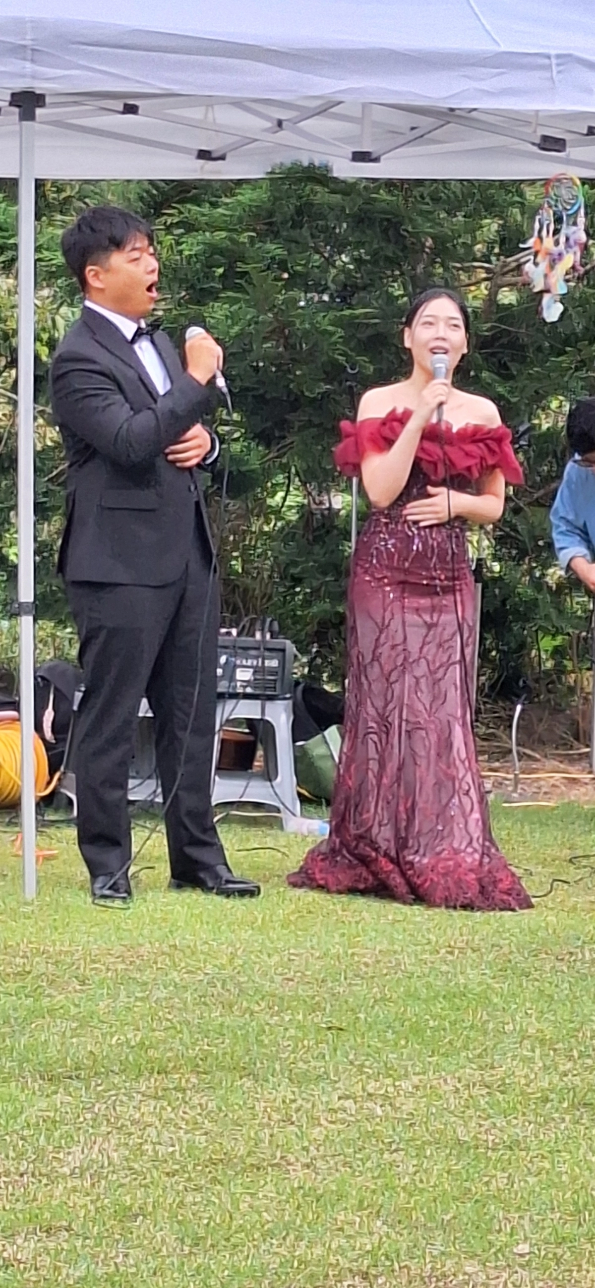 영암 브리앙트합창단의 소프라노 신이슬 씨와 바리톤 진주혁 씨가 ‘새타령’과 ‘시월의 어느 멋진 날’을 선보이고 있다.