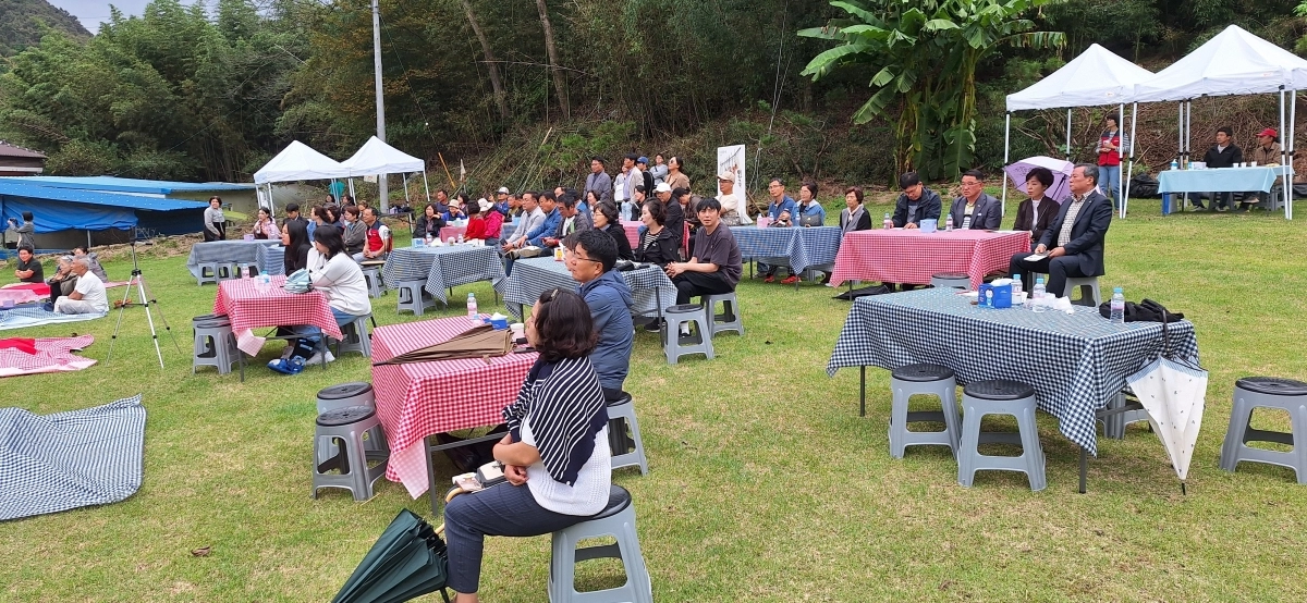 영암 산골문화제를 찾은 관객들이 잔디광장에 삼삼오오 모여 국악과 클래식, 통기타 음악 공연을 즐기고 있다.