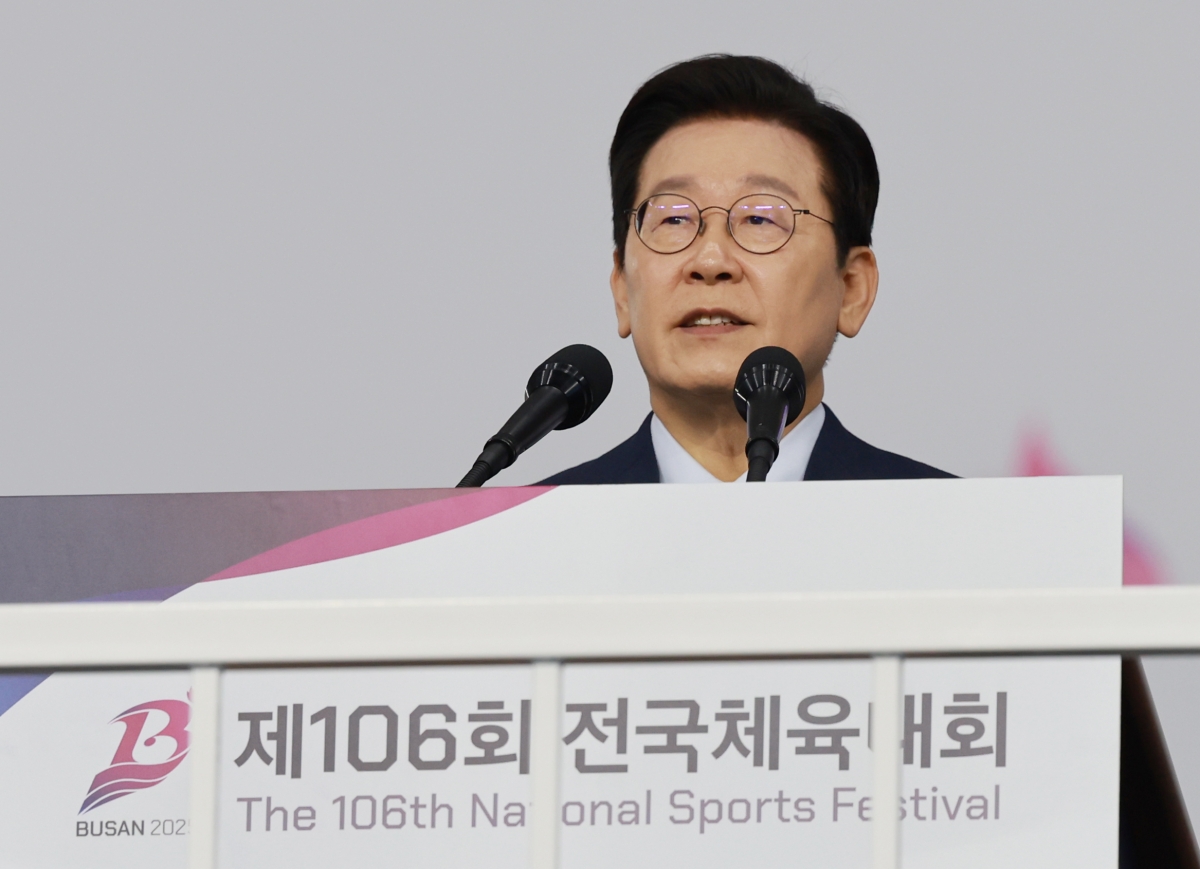 이재명 대통령이 지난 17일 부산 아시아드주경기장에서 열린 제106회 전국체육대회 개회식에서 기념사하고 있다. 2025.10.17. 연합뉴스