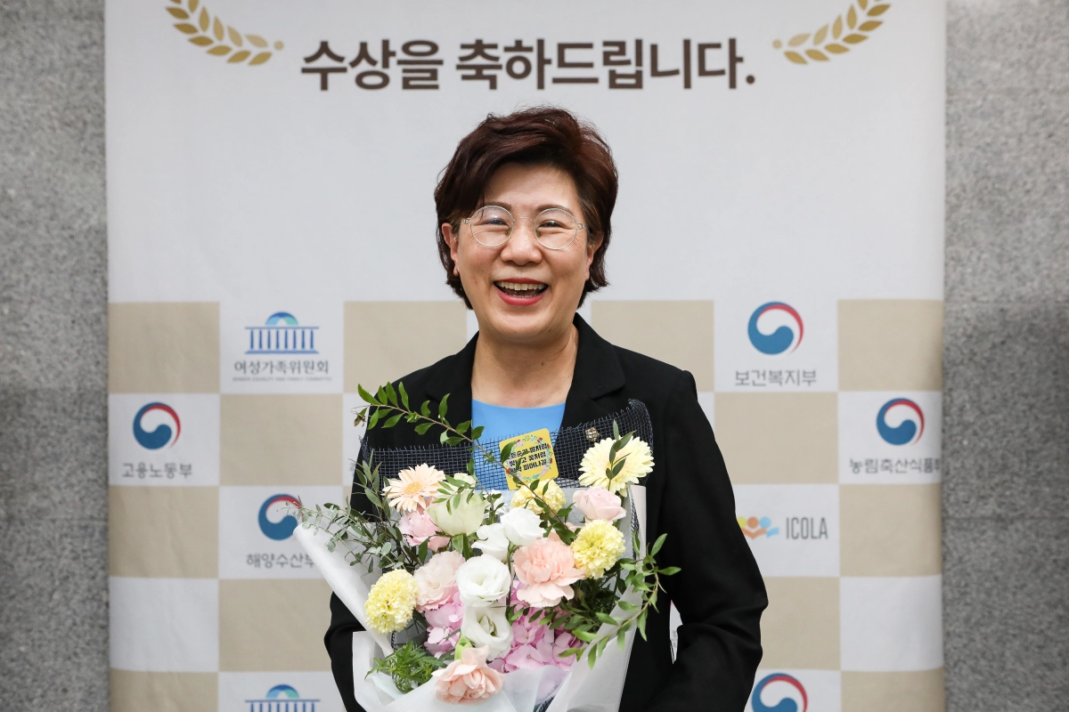 최미경 강북구의회 의원이 ‘2025 양성평등정책대상’ 시상식에서 국회의장상을 받고 기념 사진을 찍고 있다.  최미경 의원은 성평등 사회 실현과 돌봄·복지 정책 강화에 앞장선 공로를 인정받았다.