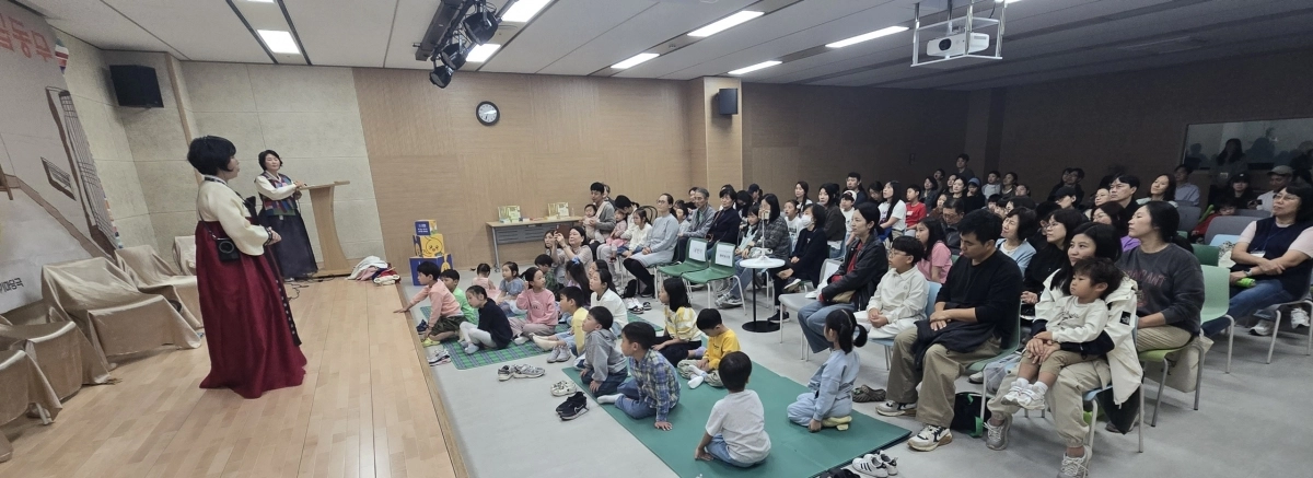 경기도가 19일 고양시 아람누리 일대에서 평생독서 프로젝트 ‘천권으로(路)’ 개최했다. (경기도 제공)