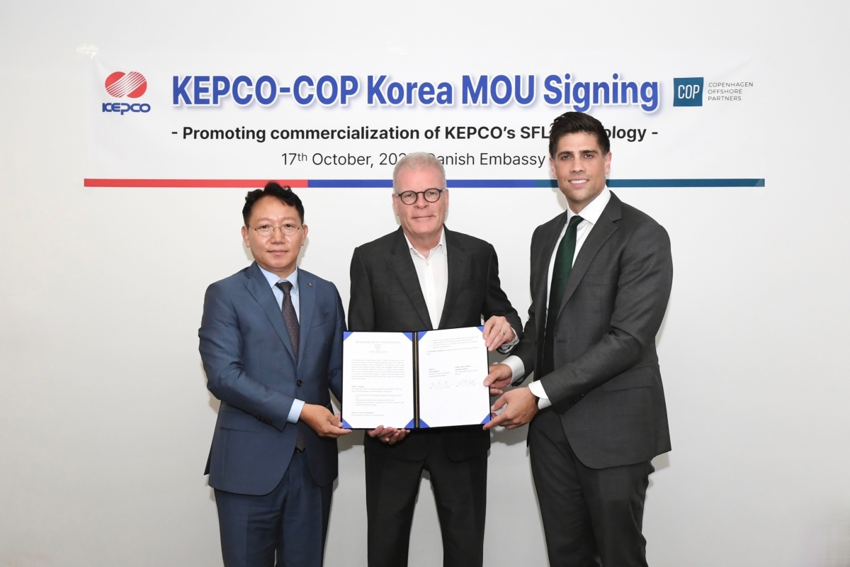 한국전력이 지난 17일 주한 덴마크 대사관에서 한전이 독자 개발한 SFL(지중·해저케이블 상태판정 기술)의 사업화 협력을 위한 업무협약을 COP와 체결했다. 왼쪽부터 문일주 한전 기술혁신본부장, 미카엘 헴니티 빈터 주한 덴마크 대사, 조나단 스핑크 COP-Korea 대표. 한국전력 제공