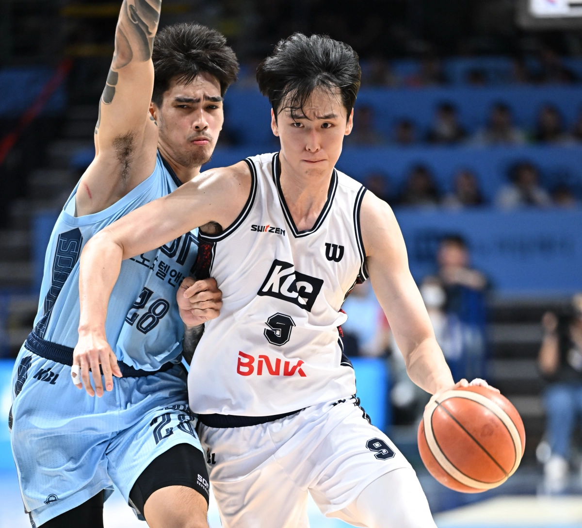 부산 KCC 송교창이 19일 고양 소노아레나에서 열린 2025~26 프로농구 정규시즌 고양 소노와의 원정 경기에서 케빈 켐바오를 상대로 돌파하고 있다. KBL 제공