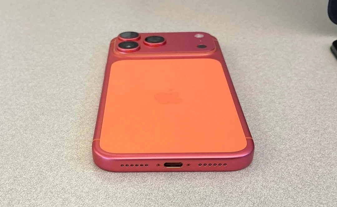 14일(현지시간) 미국 IT·소셜 플랫폼 레딧에는 아이폰17 프로 맥스 코스믹 오렌지 색상 기기가 구매 2주 만에 로즈골드색으로 변색됐다는 후기가 게시됐다. 2025.10.14 레딧