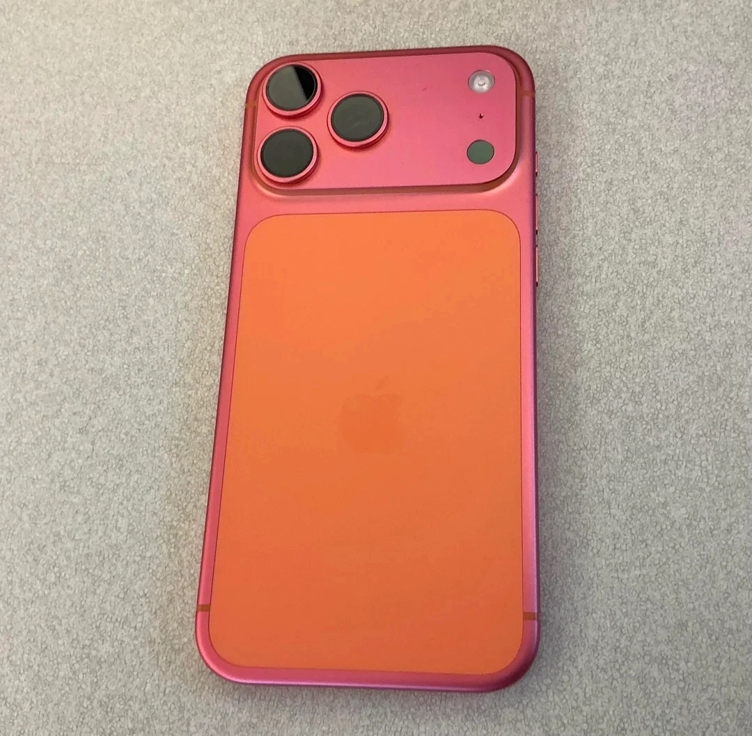 14일(현지시간) 미국 IT·소셜 플랫폼 레딧에는 아이폰17 프로 맥스 코스믹 오렌지 색상 기기가 구매 2주 만에 로즈골드색으로 변색됐다는 후기가 게시됐다. 2025.10.14 레딧