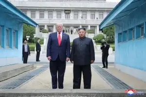 북미 ‘깜짝 만남’ 준비?…통일부 “이달 말 판문점 특별견학 중단”