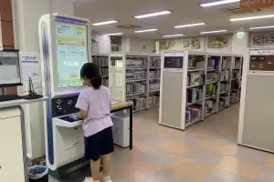 자동 높낮이 조절·음성 안내…강서구에 ‘무장애 도서대여반납기’