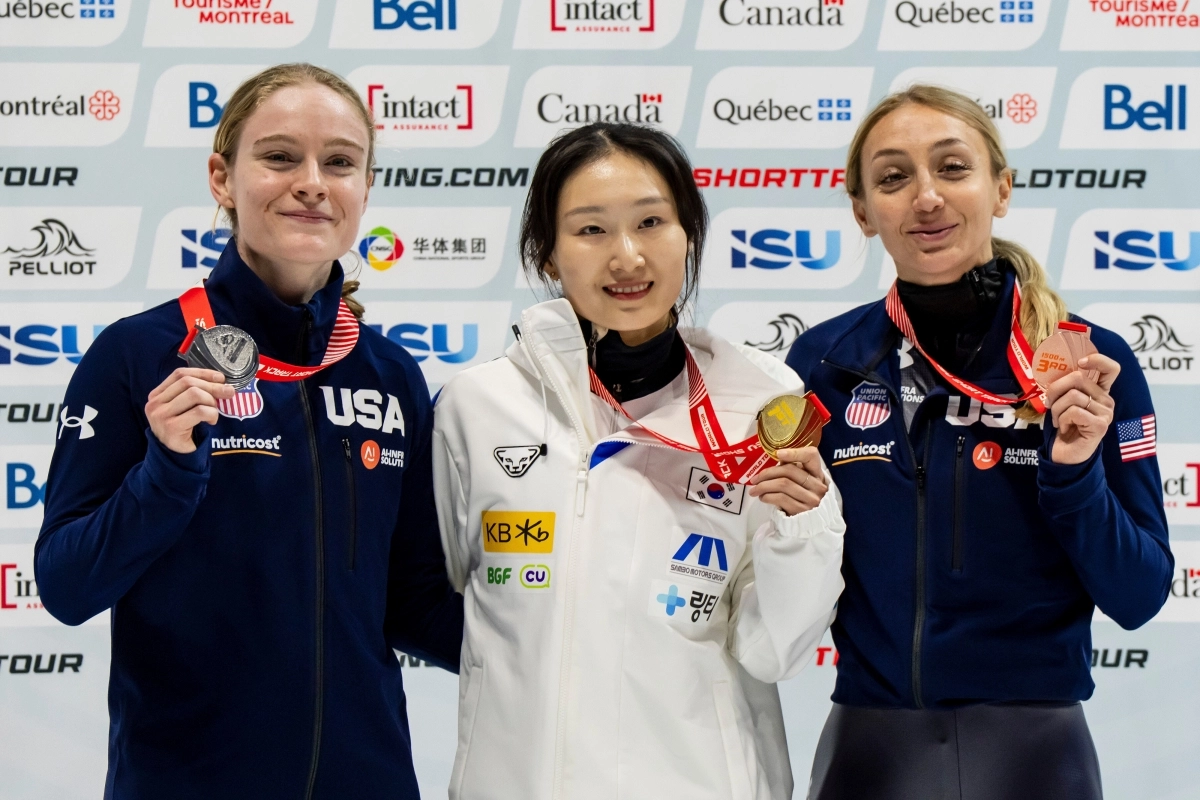 한국 쇼트트랙 국가대표 최민정이 20일(한국시간) 캐나다 퀘벡주 몬트리올의 모리스 리처드 아레나에서 열린 2025~26 국제빙상경기연맹(ISU) 쇼트트랙 월드투어 2차 대회 여자 1500m 결선에서 우승한 뒤 코린 스토다드, 크리스틴 산토스그리스월드(이상 미국)와 기뻐하고 있다. AP 연합뉴스