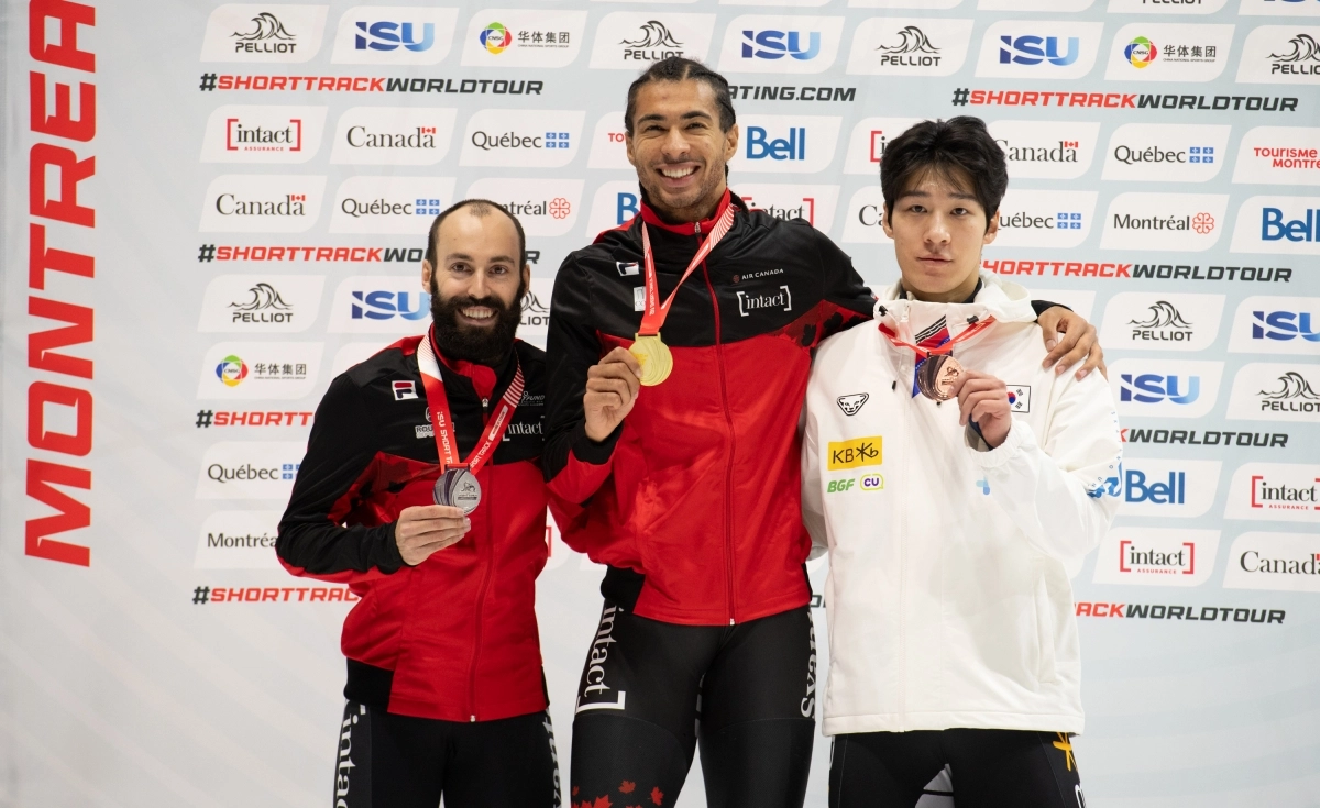 한국 쇼트트랙 국가대표 황대헌이 20일(한국시간) 캐나다 퀘벡주 몬트리올의 모리스 리처드 아레나에서 열린 2025~26 국제빙상경기연맹(ISU) 쇼트트랙 월드투어 2차 대회 남자 1000m 결선에서 3위를 차지한 뒤 1위 윌리엄 단지누 등과 기뻐하고 있다. 신화 연합뉴스