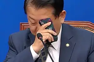 “문신 범죄자 송환쇼” 비판에 김병주 눈물…“지켜야 할 국민”