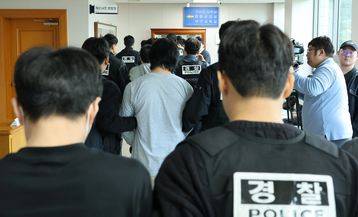 20일 오후 충남경찰청에서 사기 혐의로 수사받는 캄보디아 송환 피의자들이 충남 홍성 대전지법 홍성지원에서 구속 전 피의자심문(영장실질심사)을 받기 위해 법정에 들어서고 있다. 연합뉴스