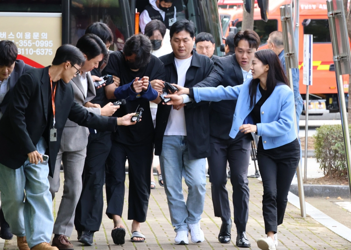 20일 오후 충남경찰청에서 사기 혐의로 수사받는 캄보디아 송환 피의자들이 충남 홍성 대전지법 홍성지원에서 구속 전 피의자심문(영장실질심사)을 받기 위해 법원에 들어서고 있다. 연합뉴스