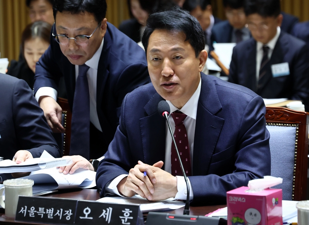 오세훈 서울시장이 20일 서울시청에서 열린 서울시에 대한 국회 국토교통위원회 국정감사에서 위원들의 질의에 답하고 있다.   연합뉴스