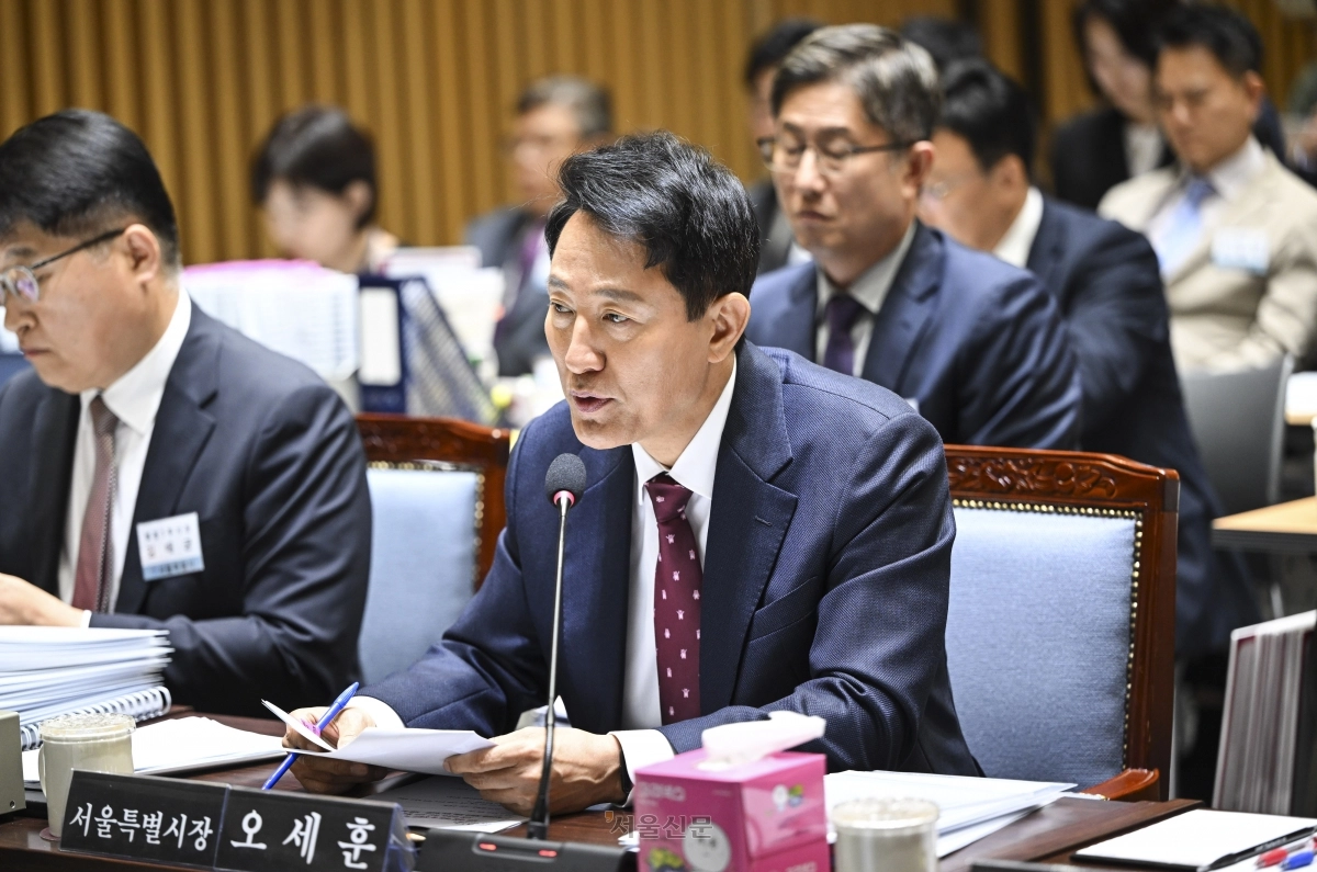 오세훈 서울시장이 20일 서울시청에서 열린 국회 국토교통위원회의 서울시청에 대한 국정감사에서 의원 질의에 답하고 있다. 2025.10.20 이지훈 기자 오세훈 서울시장이 20일 서울시청에서 열린 국회 국토교통위원회의 서울시청에 대한 국정감사에서 의원 질의에 답하고 있다. 2025.10.20 이지훈 기자