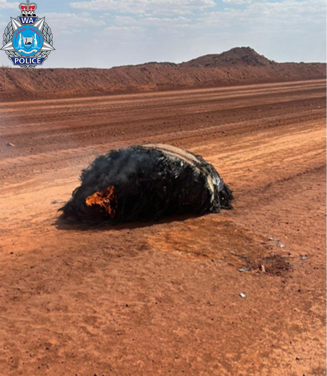 호주 필바라 사막에서 발견된 우주 쓰레기로 추정되는 잔해. 서호주 경찰국 페이스북