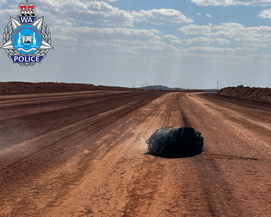 호주 필바라 사막에서 발견된 우주 쓰레기로 추정되는 잔해. 서호주 경찰국 페이스북