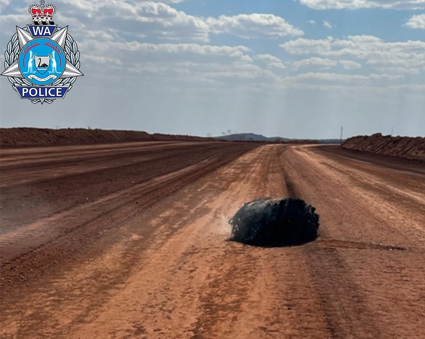 호주 필바라 사막에서 발견된 우주 쓰레기로 추정되는 잔해. 서호주 경찰국 페이스북