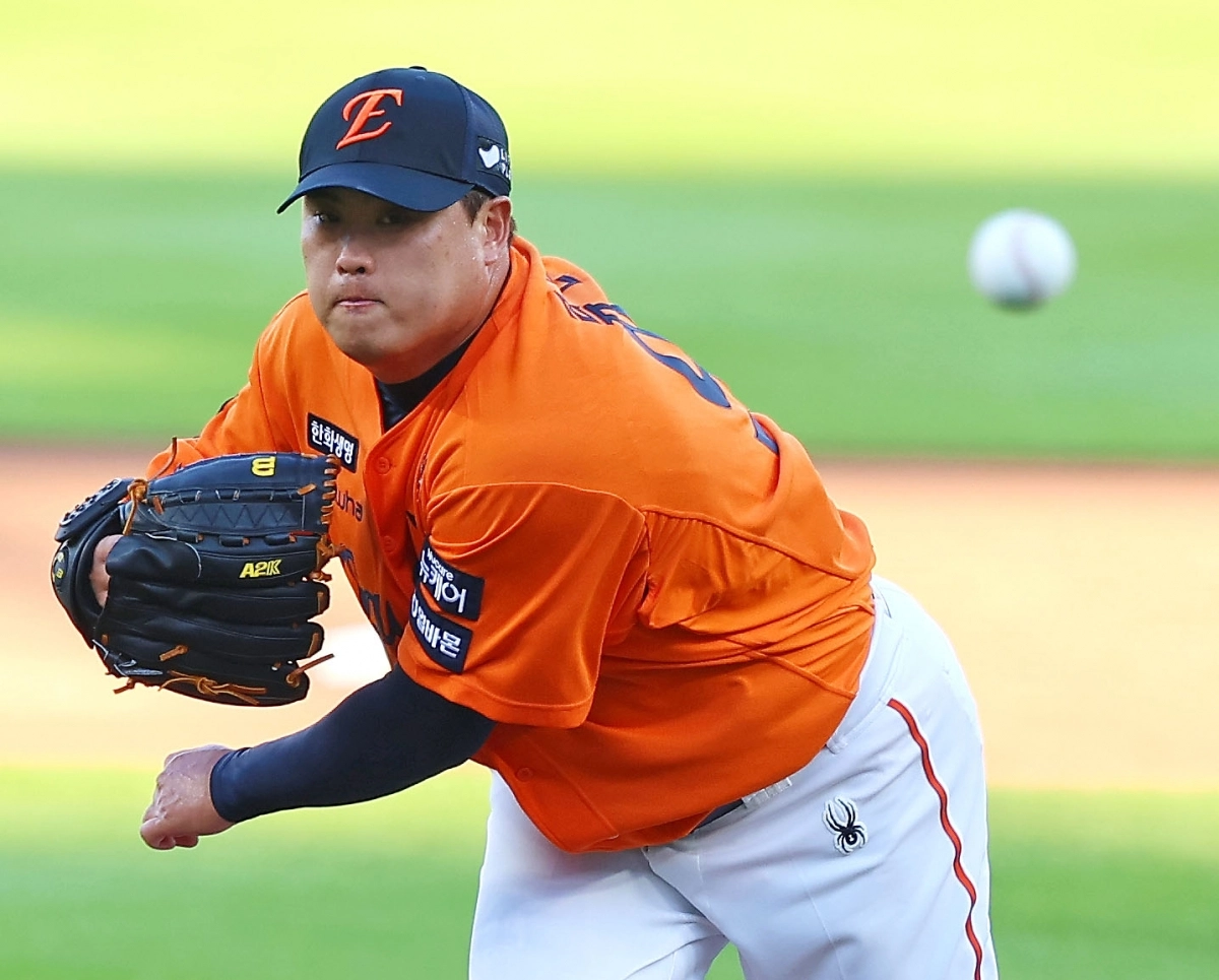 역투하는 류현진, ‘김광현과 맞대결’