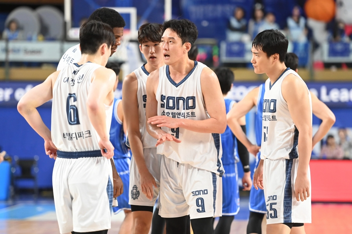 고양 소노 정희재가 12일 대구체육관에서 열린 2025~26 프로농구 정규시즌 대구 한국가스공사와의 원정 경기에서 동료들과 대화하고 있다. KBL 제공