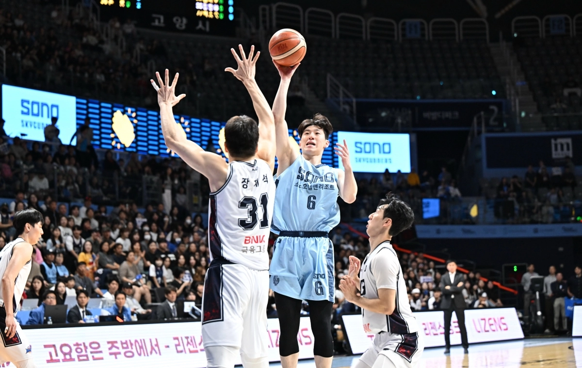 고양 소노 이정현이 19일 고양 소노아레나에서 열린 2025~26 프로농구 정규시즌 부산 KCC와의 홈 경기에서 슛하고 있다. KBL 제공