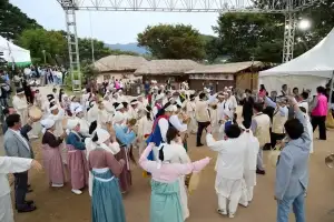 짚과 돌로 빚은 600년, ‘외암민속마을 짚풀문화제’ 10만여명 다녀가