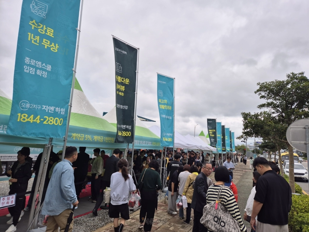 지난 17일 전남 무안군 오룡2지구에 개관한 ‘오룡2지구 지엔하임’ 주택전시관에 들어가려는 관람객들이 길게 줄 서 있다. 개관한 지 3일 만에 1만여명이 몰렸다.