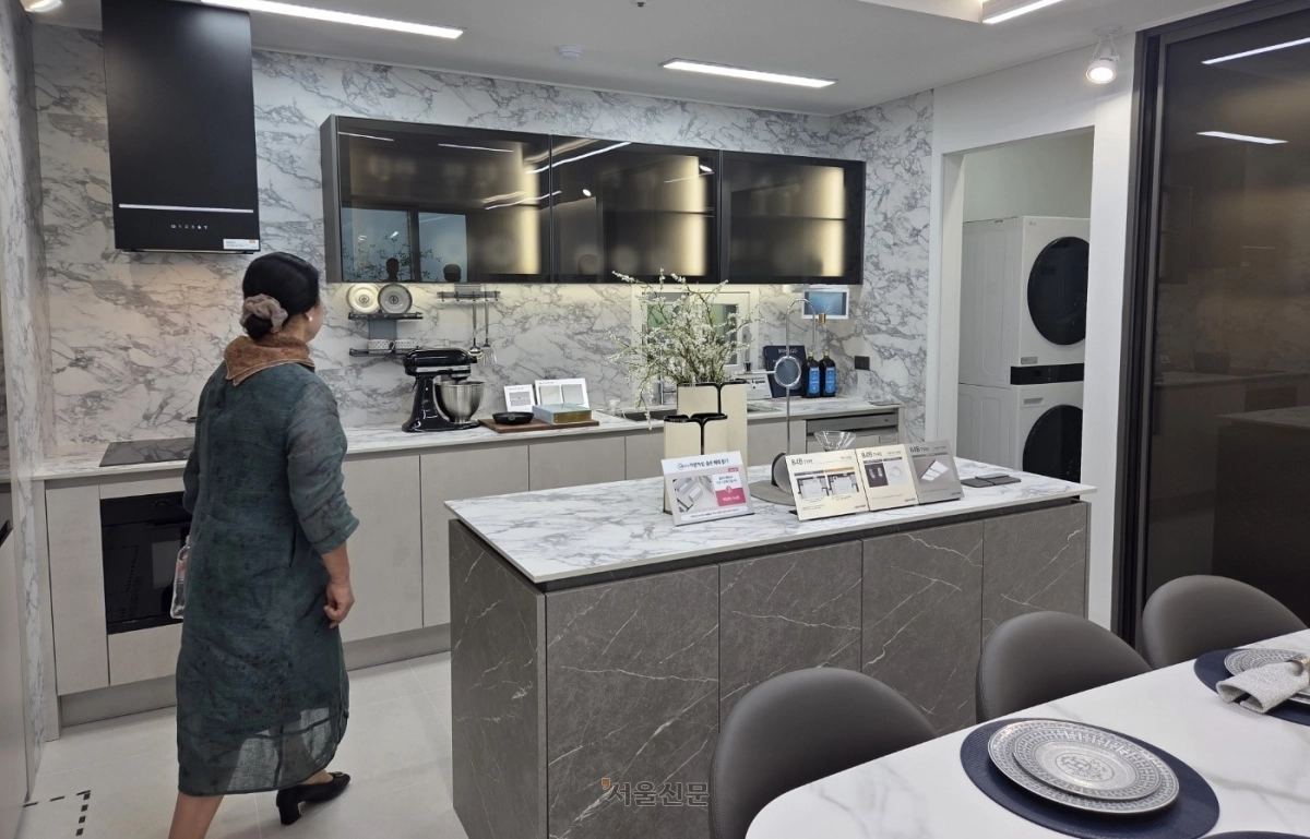 전남 무안군 ‘오룡2지구 지엔하임’ 주택전시관에서 한 관람객이 부엌을 살펴보고 있다.