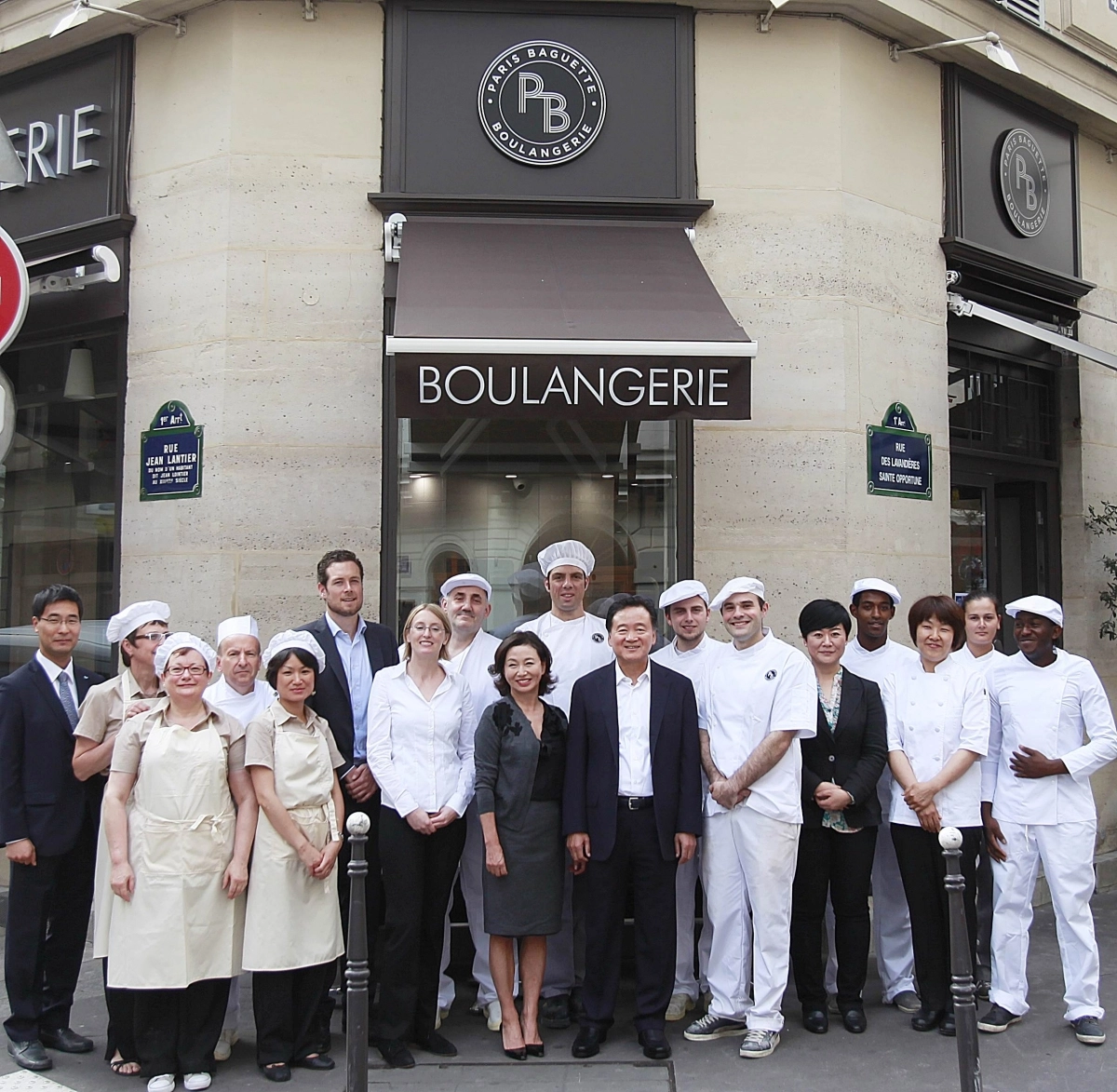 2014년 7월 프랑스 파리에 파리바게뜨의 프랑스 1호점인 샤틀레점을 개점한 가운데 허영인(앞줄 왼쪽 다섯 번째) SPC그룹 회장과 부인 이미향(네 번째)씨가 직원들과 함께 기념촬영을 하고 있다. SPC그룹 제공