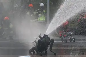 전기차 불 끄는 ‘로봇 개’ 소방관