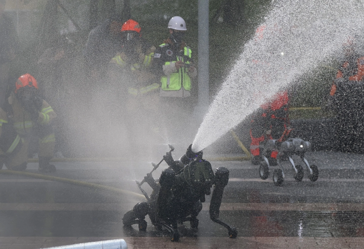 전기차 불 끄는 ‘로봇 개’ 소방관