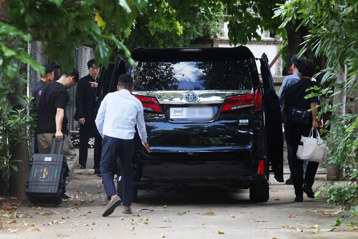 한국 국립과학수사연구원 법의관과 경찰 수사관들이 지난 20일 캄보디아에서 현지 범죄 조직에 납치돼 피살당한 한국인 대학생의 공동 부검 참석을 위해 시신이 안치된 캄보디아 프놈펜 턱틀라 사원에 도착해 안치실로 이동하고 있다. 2025.10.20 연합뉴스