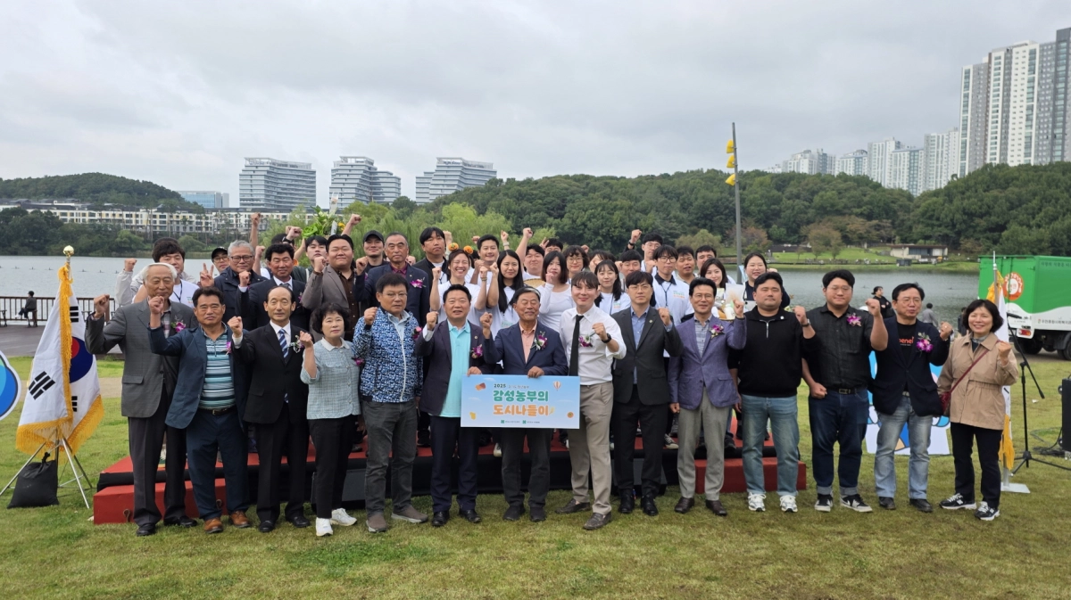 방성환 의원이 18일 화성시 동탄호수공원에서 열린 ‘청년농업인 장터 감성농부 도시나들이’에 참석해 청년농업인들을 격려하고 함께 기념촬영을 하고 있다. (사진=경기도의회)