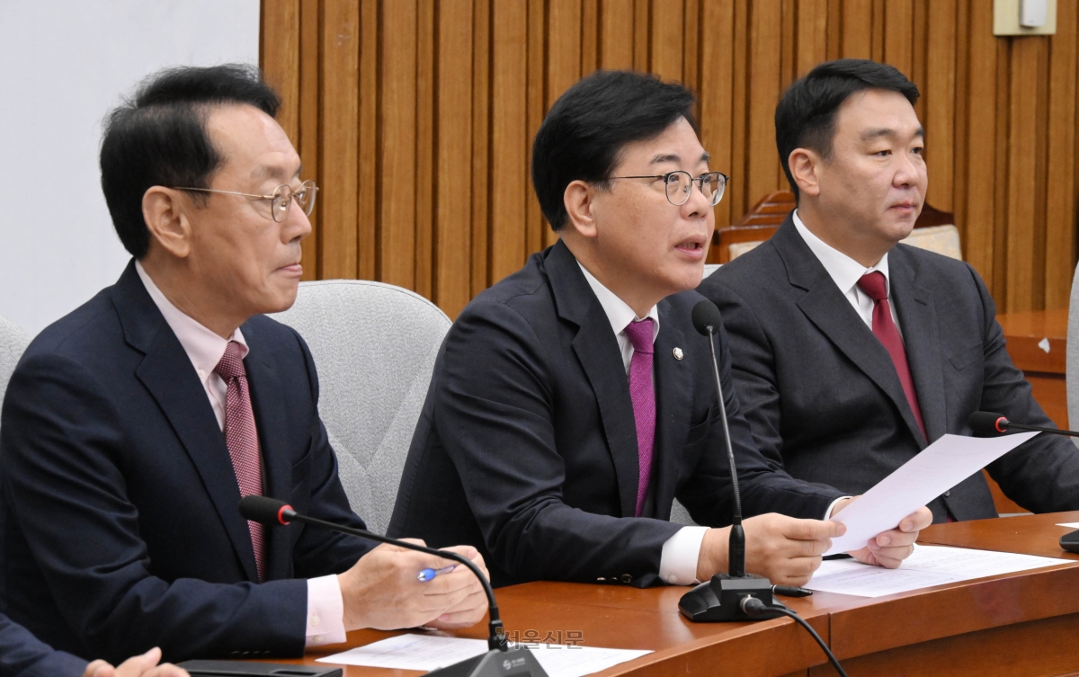 21일 송언석(가운데) 국민의힘 원내대표가 국회에서 국정감사 대책회의에서 발언 하고 있다.2025.10.21. 안주영 전문기자