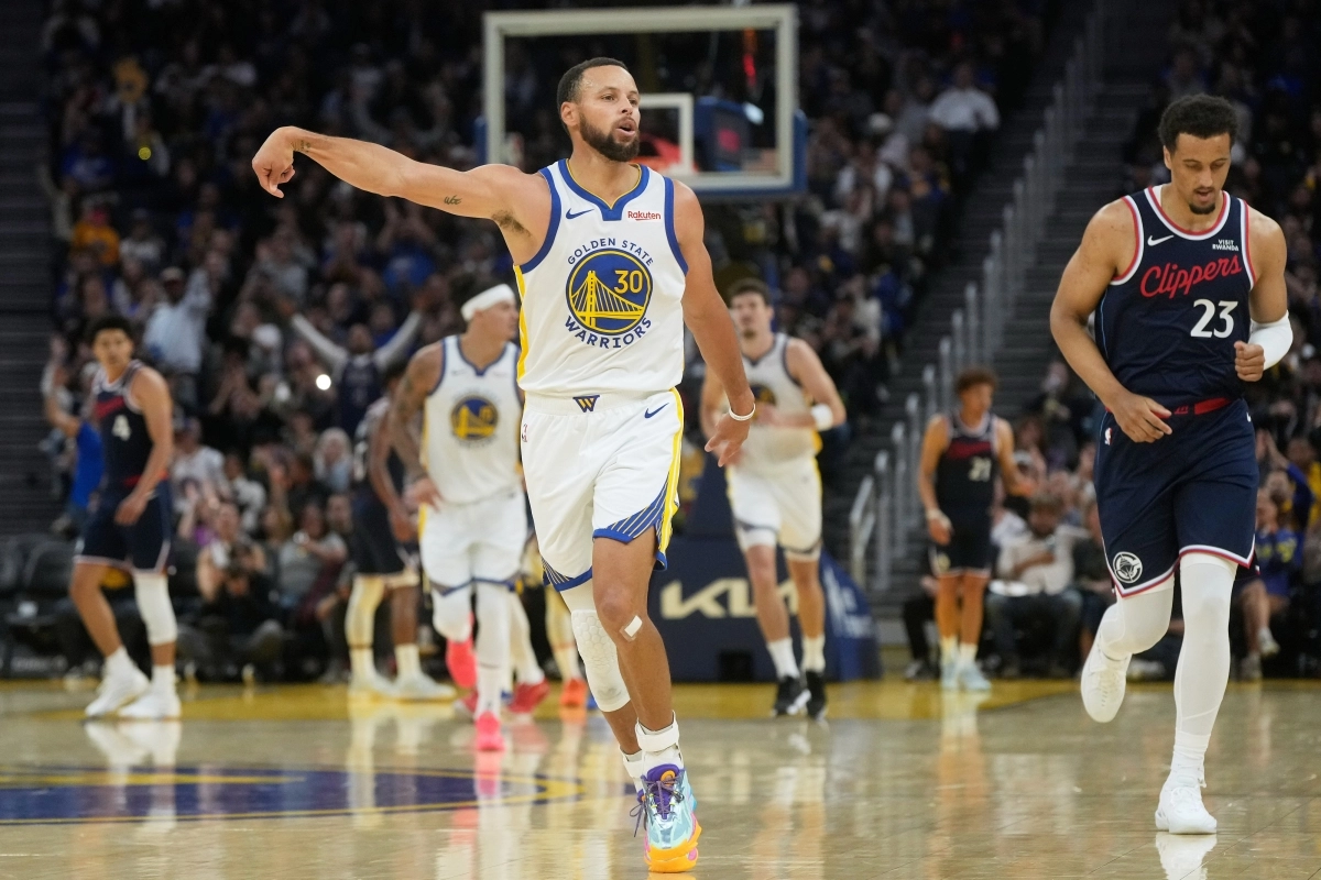 골든스테이트 워리어스 스테픈 커리가 18일(한국시간) 미국 캘리포니아주 로스앤젤레스(LA) 크립토닷컵 아레나에서 열린 2024~25 NBA LA 클리퍼스와의 시범경기에서 3점을 던지고 있다. AP 연합뉴스