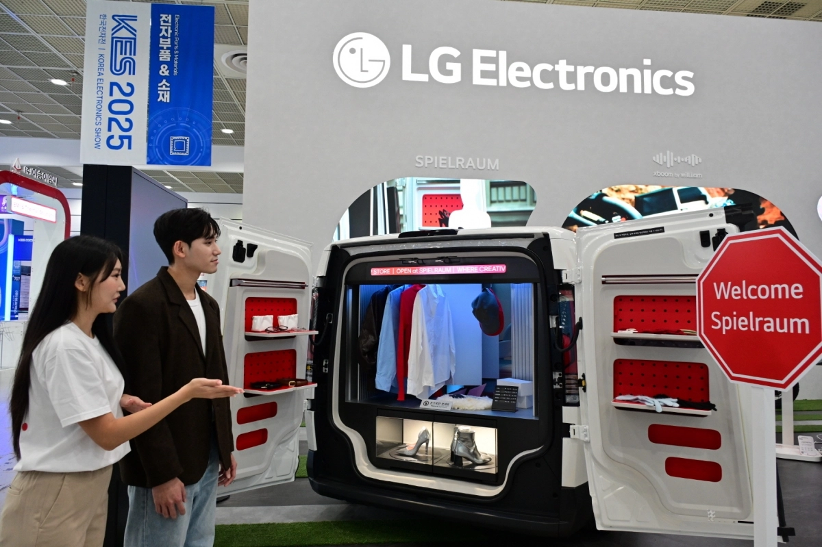 LG전자가 21일부터 나흘간 서울 코엑스에서 열리는 제56회 한국전자전에 참가한다. 관람객들이 LG전자 부스에 마련된 ‘슈필라움(Spielraum)’에서 LG전자의 다양한 가전과 이를 음성으로 제어하는 AI 홈 허브 ‘LG 씽큐 온’을 접목한 모빌리티 공간 솔루션을 경험하고 있다. LG전자 제공