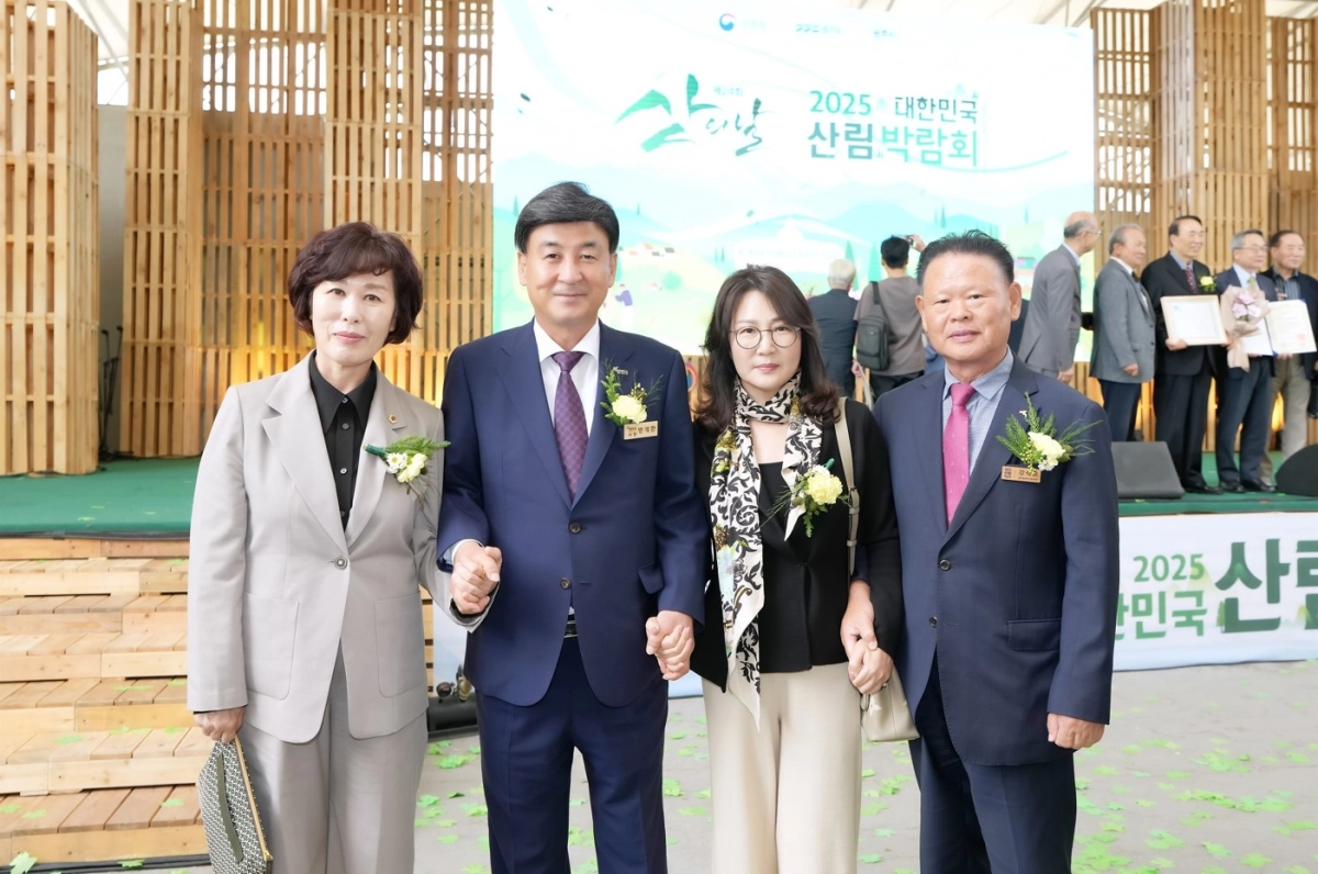 이채영 의원이 18일 경기도 광주 곤지암도자공원에서 열린 ‘제16회 2025 대한민국 산림박람회’ 및 제24회 산의 날 기념식에 참석해 내빈들과 기념촬영을 하고 있다. (사진=경기도의회)