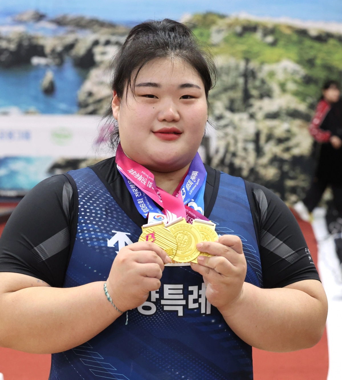 21일 부산 남구 국민체육센터에서 열린 제106회 전국체육대회 역도 여자일반부 87kg 이상급에서 금메달 3개를 따낸 박혜정. 부산 연합뉴스