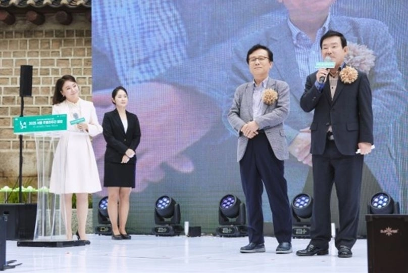 지난 18일 종로구 돈화문로 일대에서 개최된 ‘서울 주얼리주간 붐업(Boom-Up)’ 행사에 참석한 임춘대 위원장