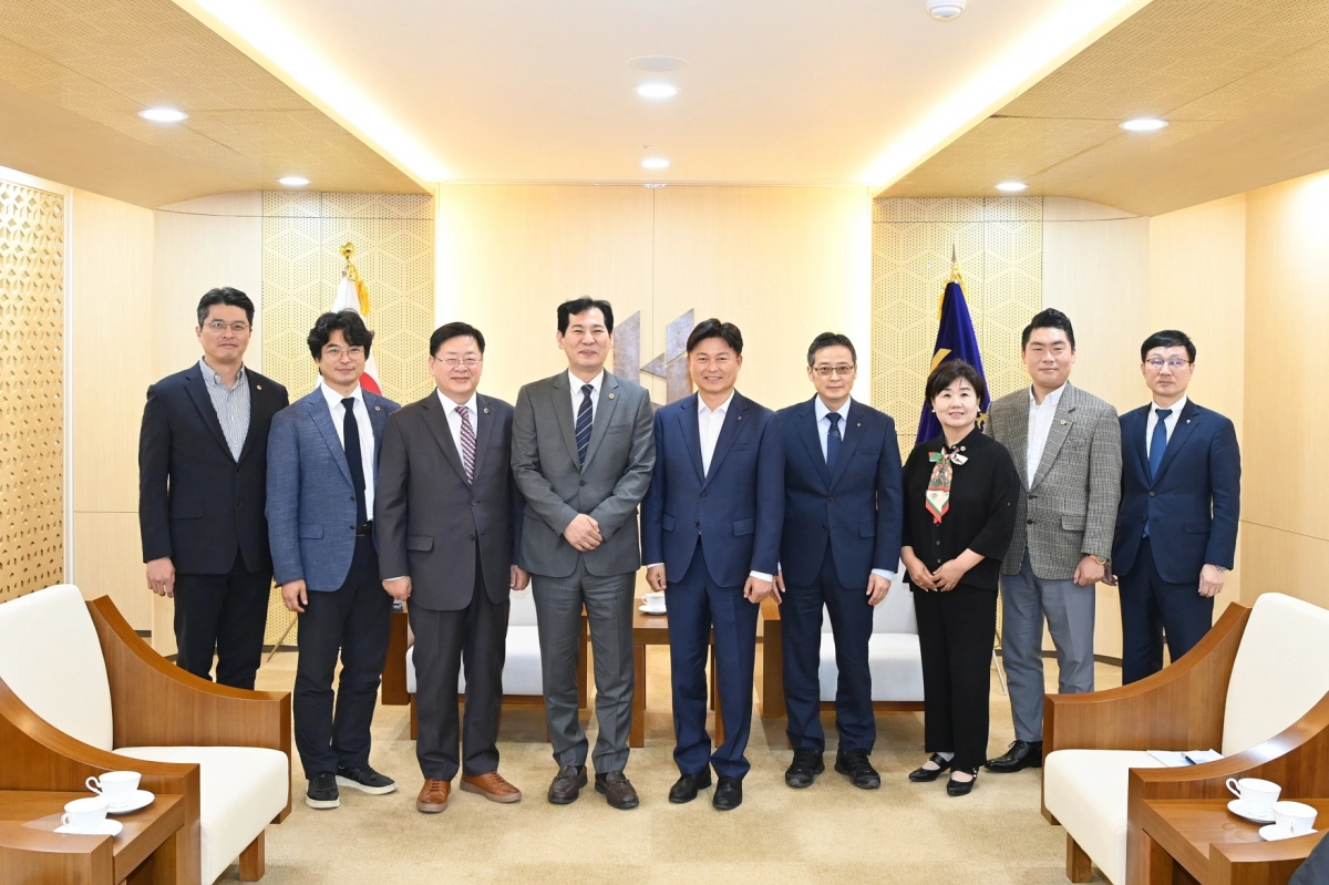 박상현 의원이 20일 부천시청에서 열린 ‘경기도의회 의정정책추진단 - 부천시 정담회’에 참석해 동료의원들과 함께 기념촬영을 하고 있다. (사진=경기도의회)