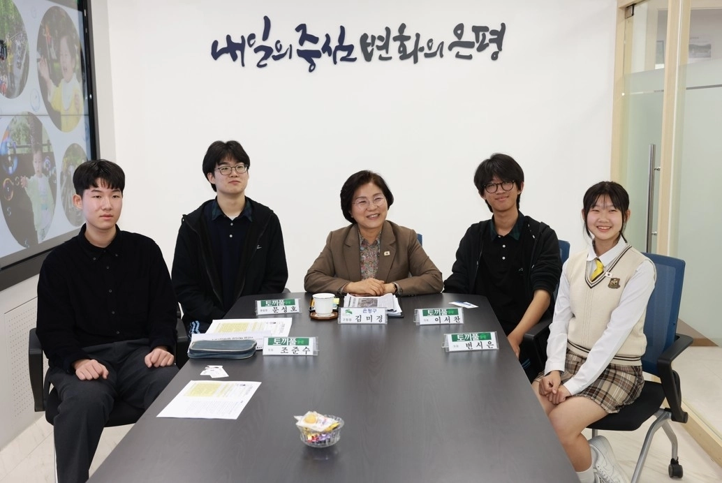 김미경(가운데) 서울 은평구청장과 지역 중학생들로 구성된 언론 동아리 ‘토끼풀’이 지난 20일 진행한 인터뷰 이후 기념 촬영을 하고 있다. 은평구 제공