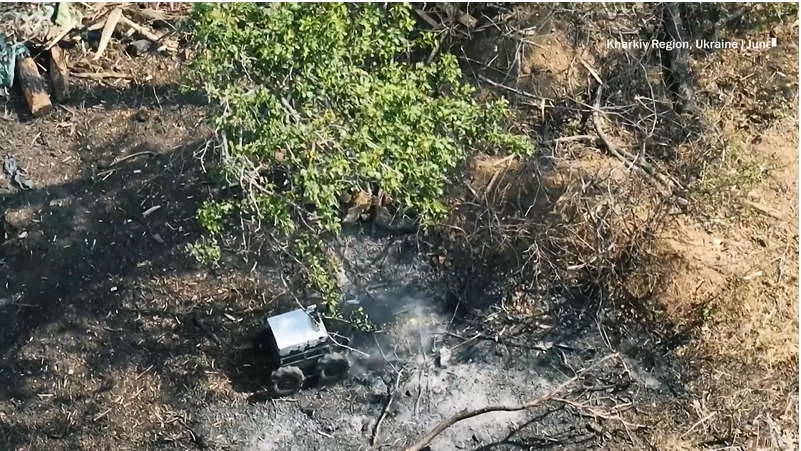 약 63kg의 폭발물을 탑재한 우크라이나 지상 드론이 러시아 병사가 숨어있는 벙커에 접근하는 모습이 공중 드론에 찍혔다. 우크라이나 제3돌격여단 영상 캡처