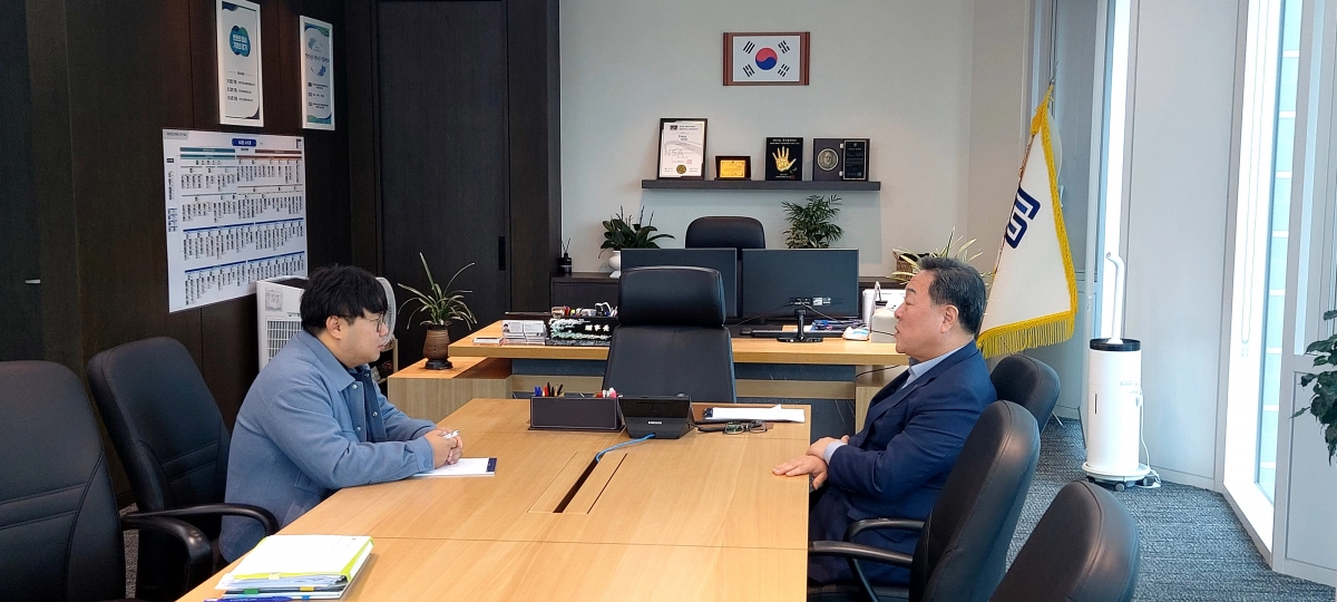 유호준 의원이 10월 21일 시석중 경기신보 이사장을 만나 경기신보의 남양주 이전 추진 상황을 점검하고 속도감 있는 본사 이전을 당부하고 있다. (사진=경기도의회)