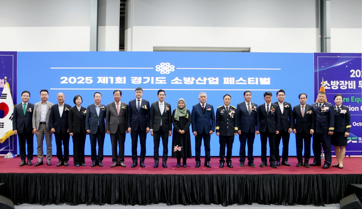 경기도의회 안전행정위원회 의원들이 21일 수원 메쎄에서 열린 ‘2025 소방산업 페스티벌’에 참석해 내빈들과 함께 기념촬영을 하고 있다. (사진=경기도의회)