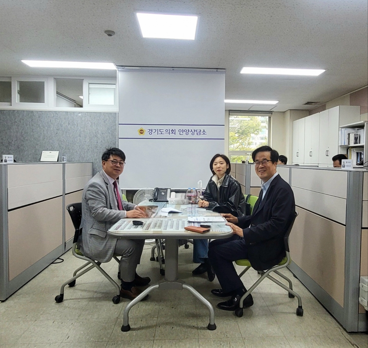 김재훈 의원이 10월 21일 도의회 안양상담소에서 경기도 미래세대재단 김현삼 대표, 기현주 청년본부장과 함께 ‘2026년 경기도미래세대재단 세부사업 조정안’ 관련 논의를 진행하고 있다. (사진=경기도의회)