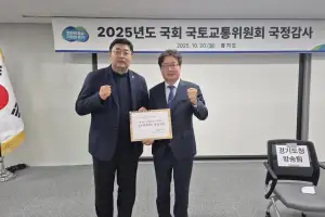 김진명 경기도의원, 남부광역철도 건의문 염태영 국회의원에게 전달