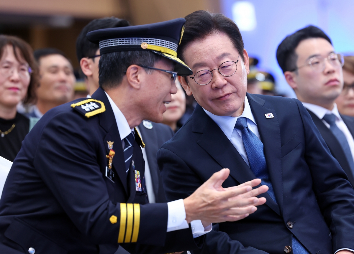 이재명 대통령이 21일 서울 서대문구 경찰청에서 열린 ‘제80주년 경찰의 날 기념식’에서 유재성(왼쪽) 경찰청장 직무대행과 대화를 나누고 있다. 뉴시스