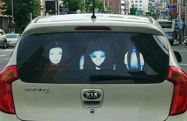 과거 귀신 사진을 부착해 논란이 된 차량. 부산경찰청 제공