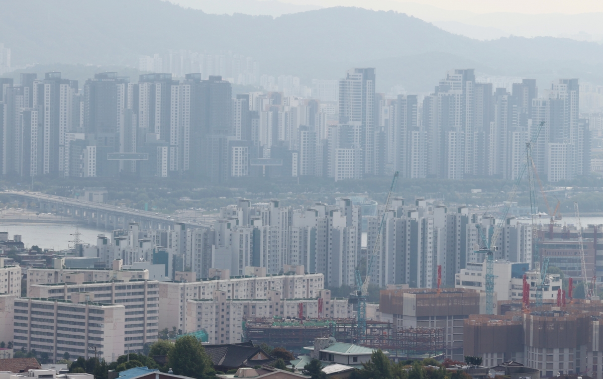 지난 20일 서울 남산에서 바라본 아파트 단지의 모습. 정부가 발표한 10·15 부동산 대책에 따라 이날부터 서울 전 지역과 과천, 분당 등 경기 12개 지역에서 토지거래허가제가 시행된다. 2025.10.20 연합뉴스