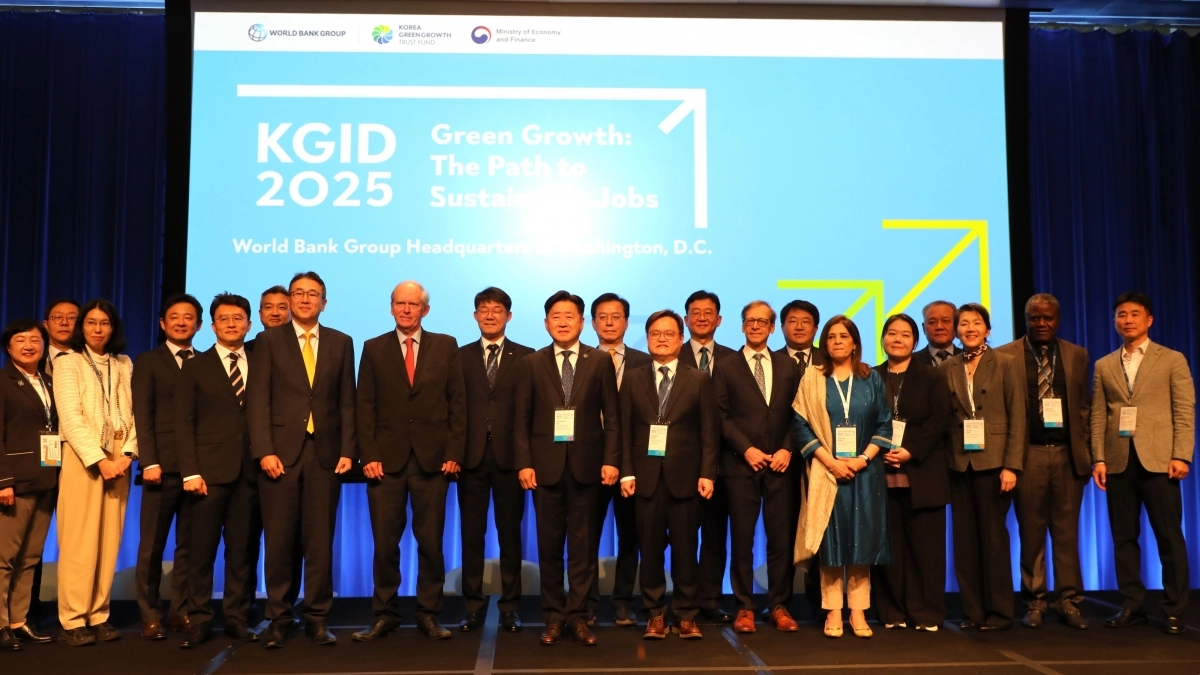 20일(현지시간)  미국 워싱턴 DC 세계은행(World Bank) 본부에서 열린 ‘제14회 한국 녹색혁신의 날’에서 고위급 인사들이 기념촬영을 하고 있다. 제주도 제공