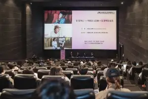 부산에서 미쟝센 거쳐 서독제까지…씨네큐브 25주년 기념작 ‘극장의 시간들’ 국내 주요 영화제 잇딴 초청